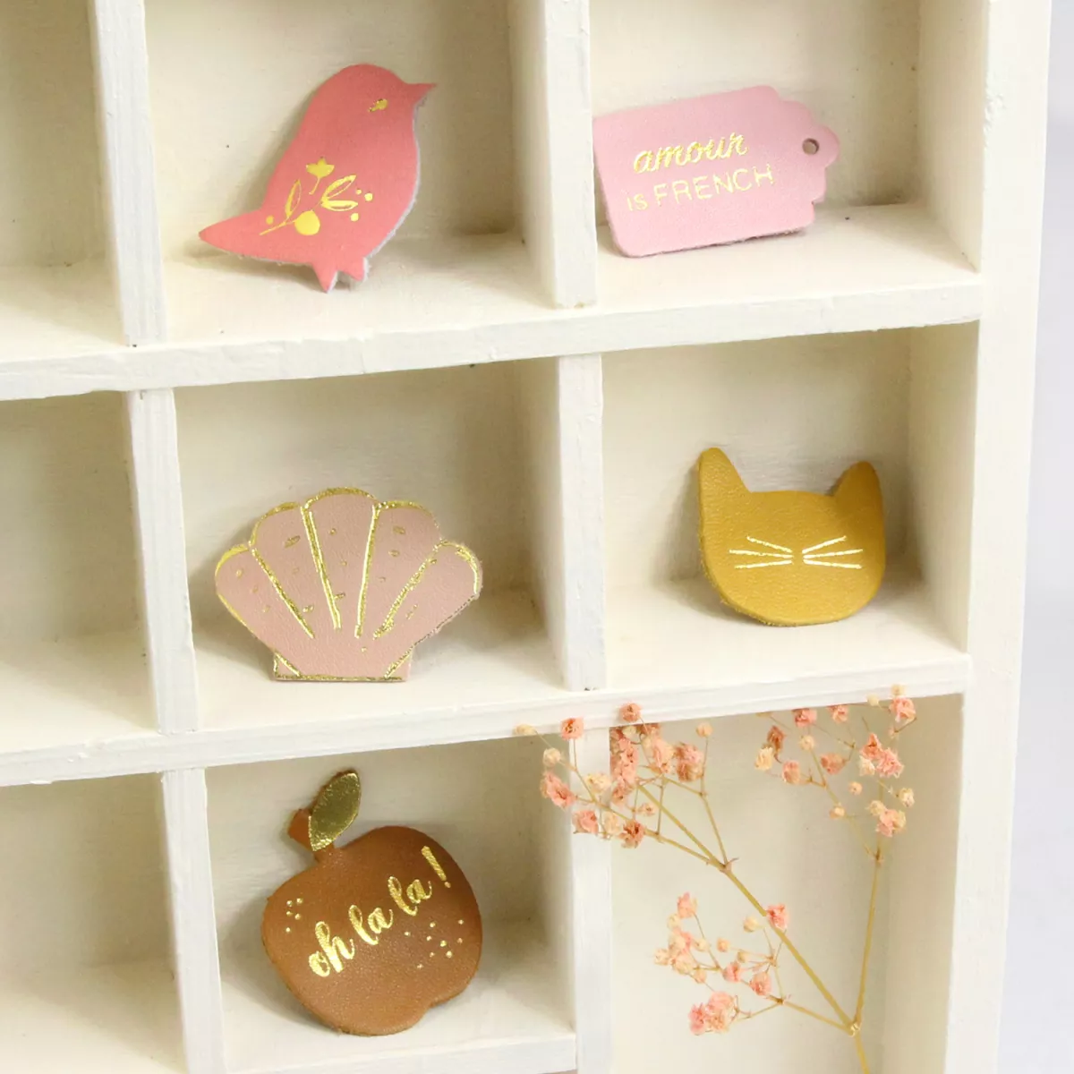 Broche cuir Chat Safran Barnabé aime le café – Image 4