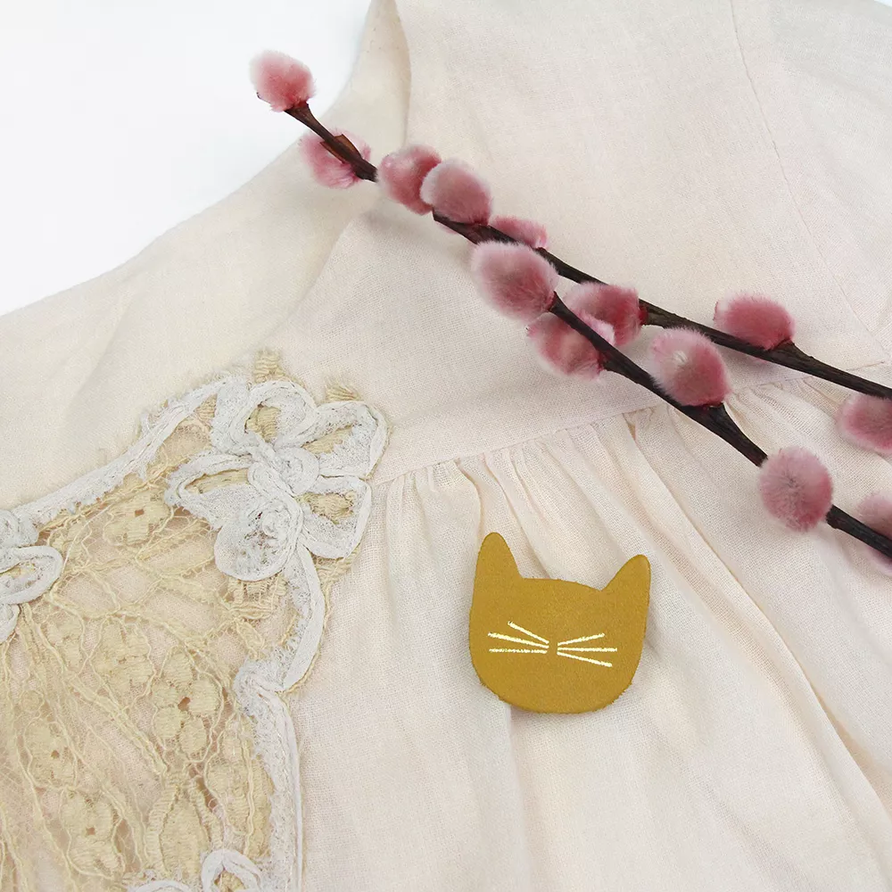Broche cuir Chat Safran Barnabé aime le café – Image 2